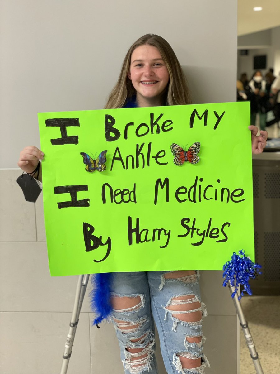 lahk1979's tweet photo. What an amazing show #hslotmilwaukee!!   When Cedella sat me down to watch all these YouTube’s about 1D, I sat to be nice…but I became a fan too. I am so thankful for the amazing message that @Harry_Styles shares in not only his music, but in the person he is. Thank you Harry!! https://t.co/DaTqqieJ8n
