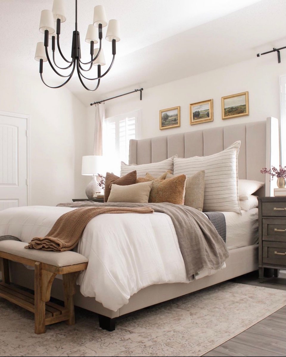 maygreyinterior's tweet photo. We love a chandelier in the bedroom, it vertically accessorises the biggest piece in the room... the bed! Symmetry is another tool which curates this space, as done elegantly here by @brookemoraleshome

Head over to our Guides for your free Rug Styling guide 💫 https://t.co/eTYam0YXv6
