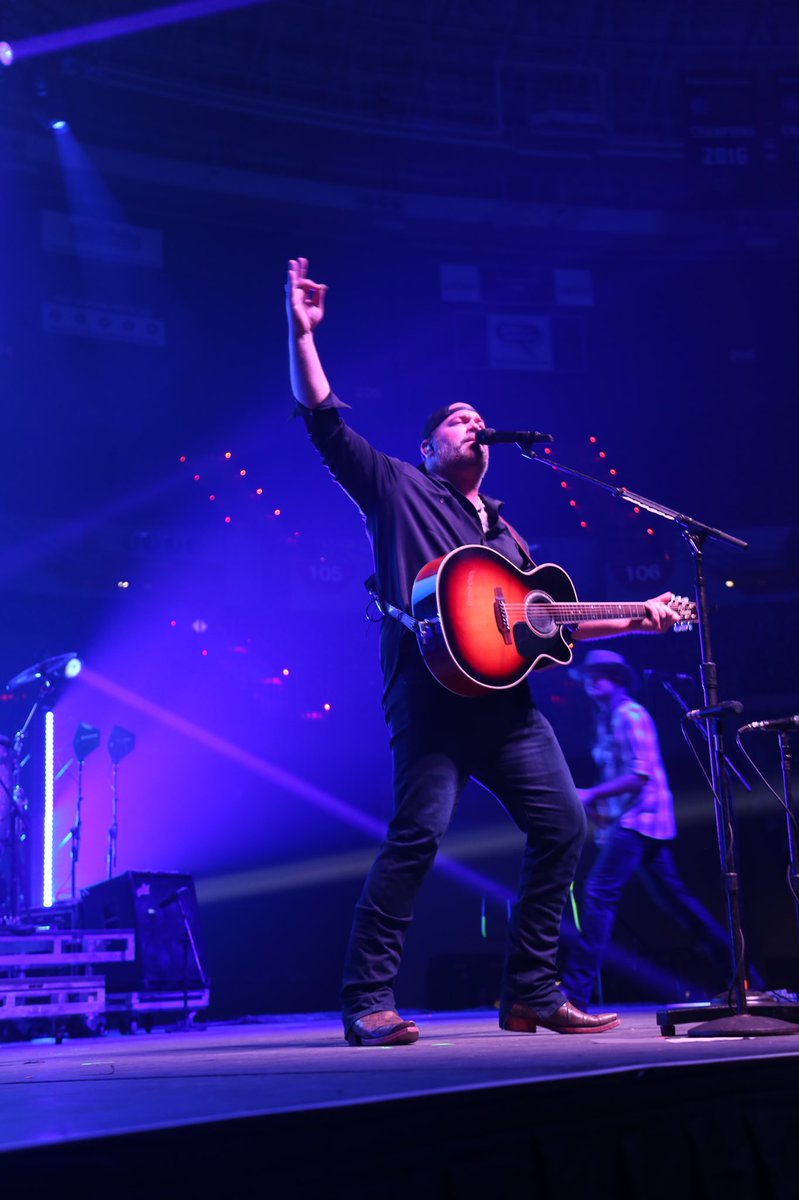 Ragin_Country's tweet photo. What a night! A huge thank you to our sponsor @CMRroofing &amp; event host @MikeFlaskeyEnt for putting on this incredible country music benefit raising money for hurricane relief efforts in Louisiana. (1/) https://t.co/4jv4ekW4z9