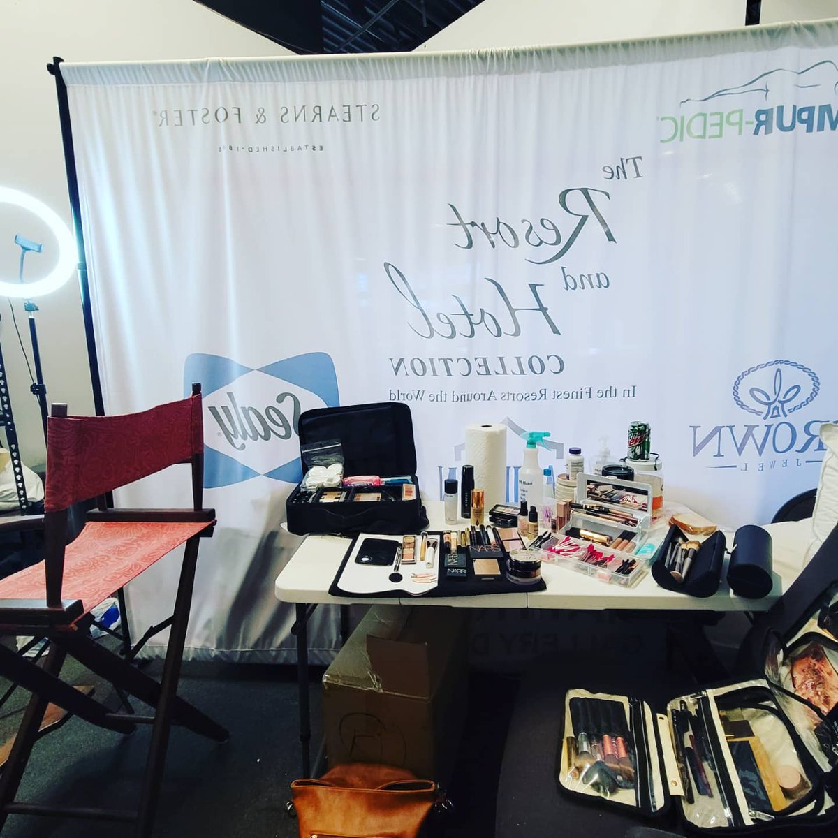 walton_jenni's tweet photo. When call times are before 8 on a weekend, it's a plus that the set is a mattress store! #winning #hmua #makeupartist #nashvillemua #bookable #setlife #makeup #makeuplife https://t.co/RzPqLKJSiS