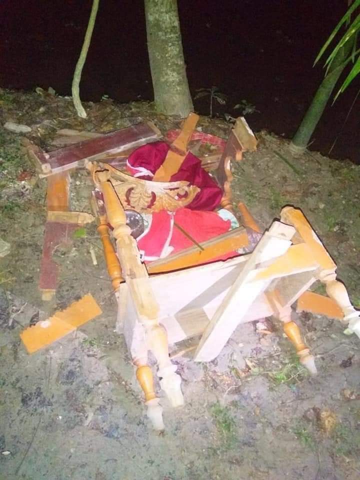 HinduVoice_in's tweet photo. News coming in from #Bangladesh
Radicals attacked the house of Manik Bhattacharya, joint convener of Bangladesh Hindu Chhatra Parishad Bagerhat district committee, vandalized the temple and looted it. Chingrakhali, Morelganj, Bagerhat. https://t.co/XKfoJBhRzH