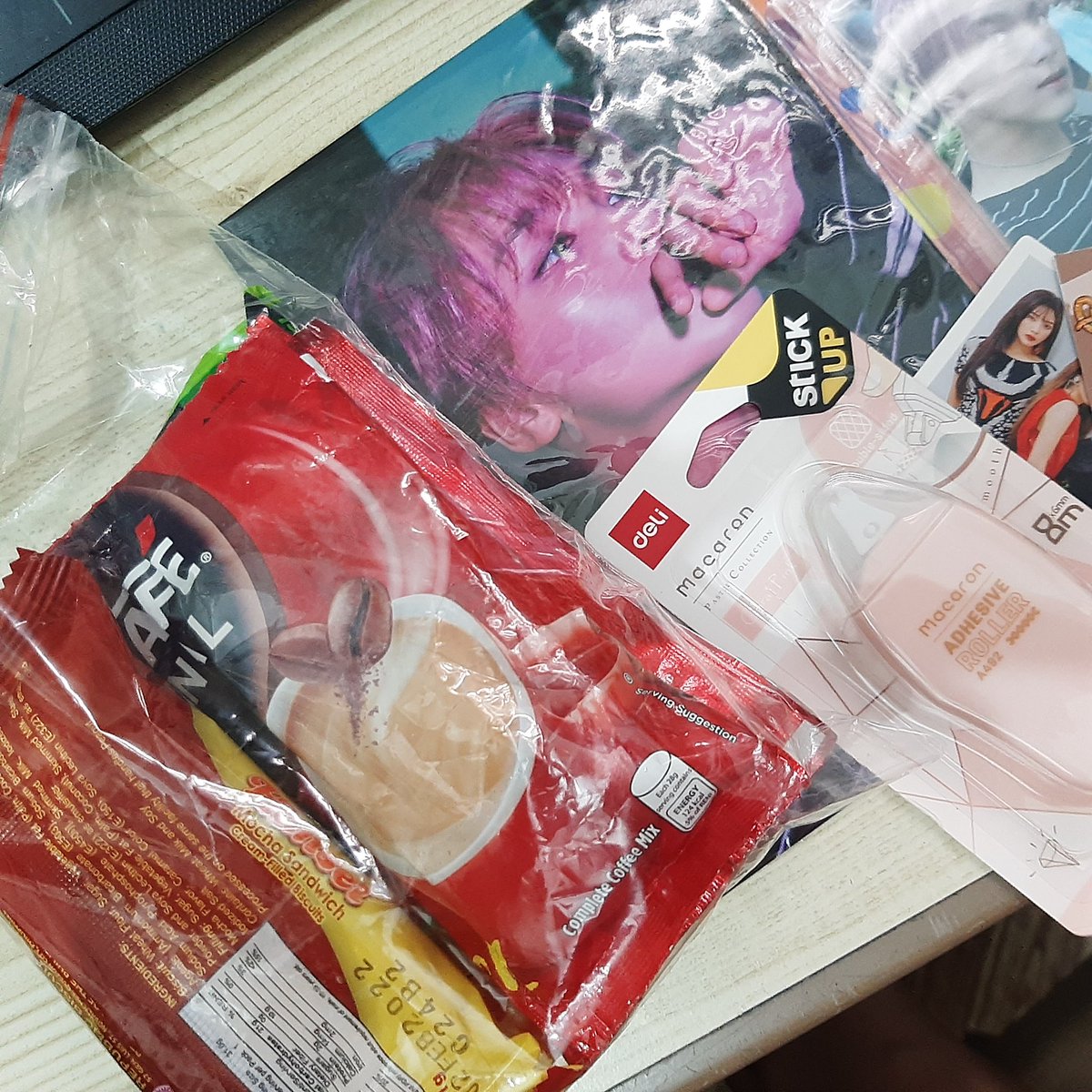 pinksuncart's tweet photo. apakabilis ng mga pangyayari 😭😭 thx pu sa super fast transaction @825lee 😭😭😭 wag nyo p ak post sa packaging baka ma-concealed ak 😥😥😥  HEHEHE sakto sundo ko kay haechan an hour before my exam 🥰🥰🥰

(thanks sa care package luv u sm) https://t.co/pXfxvueQE2