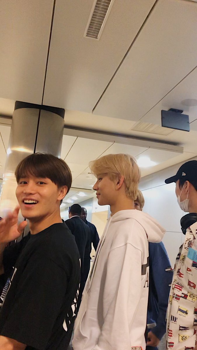 nwplp's tweet photo. เจอ nct127 ที่สนบ LA ตอนนั้นมา WAT ปี 2019 ก่อนโควิดแล้วต้องต่อเครื่องไป Texas นี่อยู่บนเครื่องไม่รู้ว่าอซทจะมาเมกาพอเข้าทวิตมือถือมีสัญญาณเห็นคนรีว่าอซทมาLA นี่แบบร้องไห้ ตื่นเต้นทำอะไรไม่ถูกหยิบเอกสารผิดๆถูกๆ ผ่านตมมารอเอากระเป๋าเจอยืนอยู่สายพานตรงข้ามกันพอดี เลยให้เบนโตะไป🥺😂 https://t.co/TjI0FB4tUB