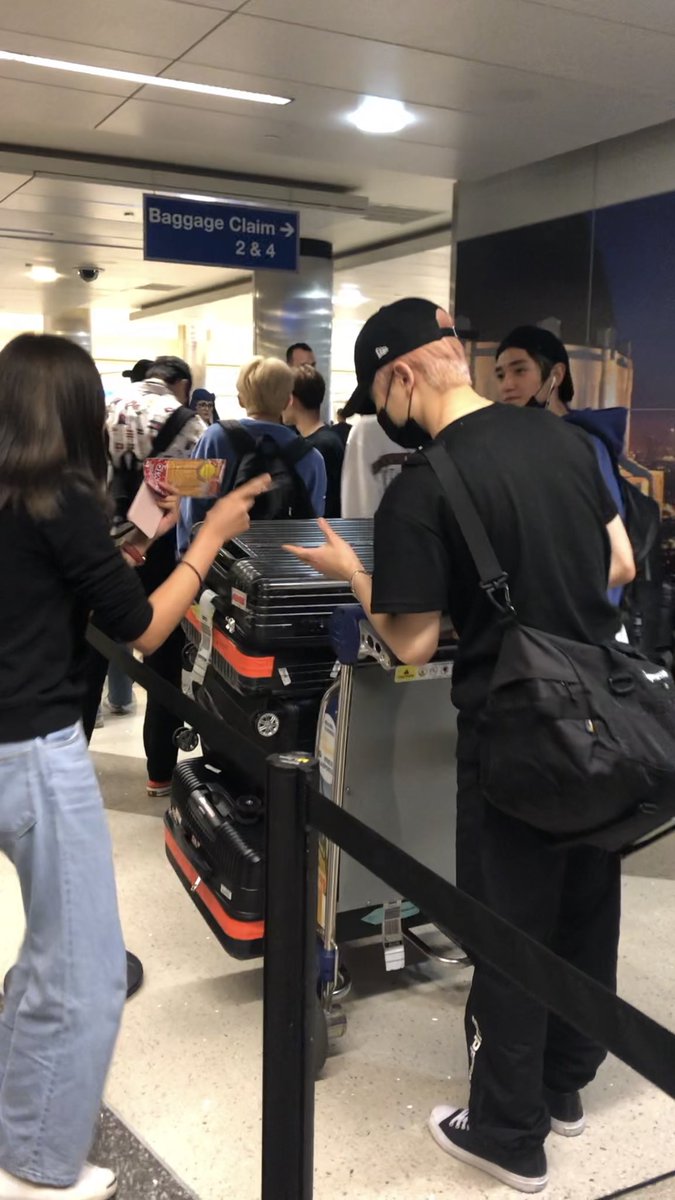 nwplp's tweet photo. เจอ nct127 ที่สนบ LA ตอนนั้นมา WAT ปี 2019 ก่อนโควิดแล้วต้องต่อเครื่องไป Texas นี่อยู่บนเครื่องไม่รู้ว่าอซทจะมาเมกาพอเข้าทวิตมือถือมีสัญญาณเห็นคนรีว่าอซทมาLA นี่แบบร้องไห้ ตื่นเต้นทำอะไรไม่ถูกหยิบเอกสารผิดๆถูกๆ ผ่านตมมารอเอากระเป๋าเจอยืนอยู่สายพานตรงข้ามกันพอดี เลยให้เบนโตะไป🥺😂 https://t.co/TjI0FB4tUB