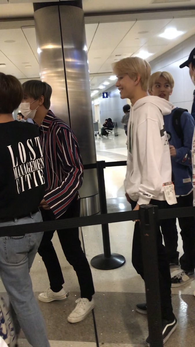 nwplp's tweet photo. เจอ nct127 ที่สนบ LA ตอนนั้นมา WAT ปี 2019 ก่อนโควิดแล้วต้องต่อเครื่องไป Texas นี่อยู่บนเครื่องไม่รู้ว่าอซทจะมาเมกาพอเข้าทวิตมือถือมีสัญญาณเห็นคนรีว่าอซทมาLA นี่แบบร้องไห้ ตื่นเต้นทำอะไรไม่ถูกหยิบเอกสารผิดๆถูกๆ ผ่านตมมารอเอากระเป๋าเจอยืนอยู่สายพานตรงข้ามกันพอดี เลยให้เบนโตะไป🥺😂 https://t.co/TjI0FB4tUB