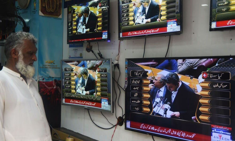 SagarSuhindro's tweet photo. پاکستان الیکٹرانک میڈیا ریگولیٹری اتھارٹی (پیمرا) نے تمام سرکاری اور نجی ٹی وی چینلز کو ہدایت کی ہے کہ وہ رات 9 بجے کا خبرنامہ نشر کرنے سے قبل پاکستان کا سیاسی نقشہ دکھائیں۔
#pemra #Pakistanmap #NEWS https://t.co/nTGrHw8gEq