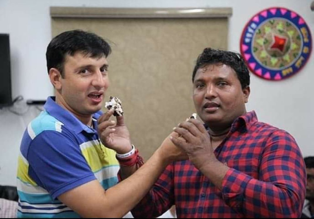 Mukesh_YC's tweet photo. आदरणीय मेरे नेता, मेरे मार्गदर्शक और मेरे गुरु समान भारतीय युवा कांग्रेस के राष्ट्रीय अध्यक्ष श्री @srinivasiyc जी को जन्मदिन के अवसर पर हार्दिक बधाई एवं शुभकामनाएं। 

मैं ईश्वर से आपके उज्जवल भविष्य और दीर्घायु जीवन की प्रार्थना करता हुं। 

@IYC @Allavaru 

#HBDOxygenMan https://t.co/xTt63Hbv5p