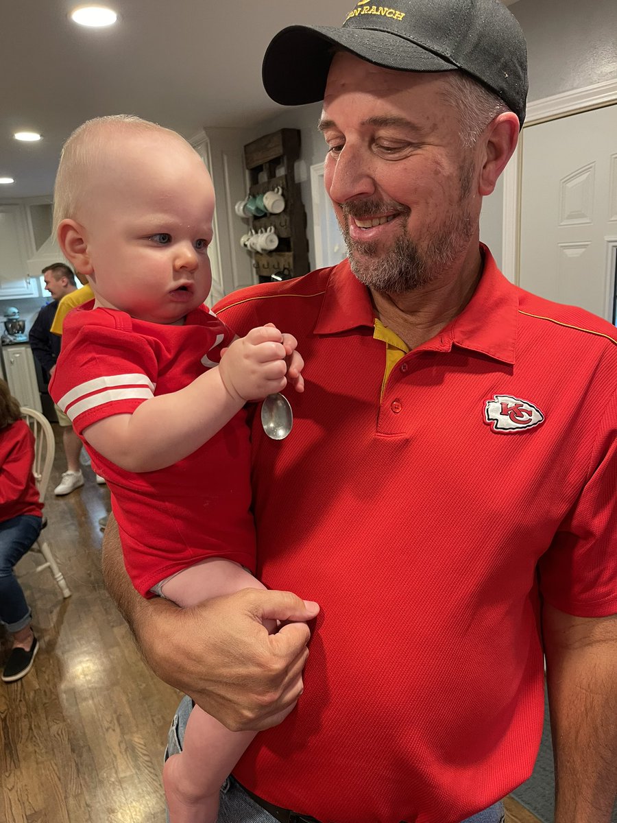 jillsalmon's tweet photo. Sunday was an extra special day. #Gbabe5 turned one yr old! #kaiguy #popsbabyspoon #Chiefsparty https://t.co/KB89PWQITl
