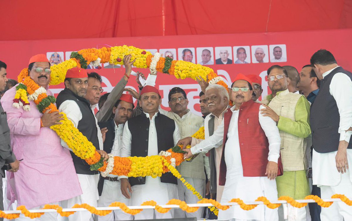 yadavakhilesh's tweet photo. पिछडों-दलितों का इंक़लाब होगा ~ बाइस में बदलाव होगा

#बाइस_में_बाइसिकल
#नयी_हवा_है_नयी_सपा_है
#बड़ों_का_हाथ_युवा_का_साथ https://t.co/CWpQfMG491
