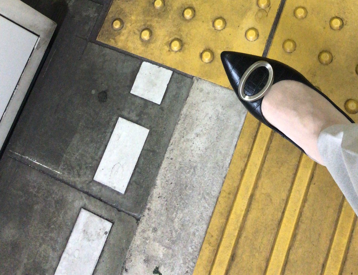 ysshare's tweet image. 雨だから草取りは延期かと思ってヒール履いてきたけど、大丈夫そうなのでこれから物件私道の草取りに行きます。日没との勝負ですね☀️⭐️