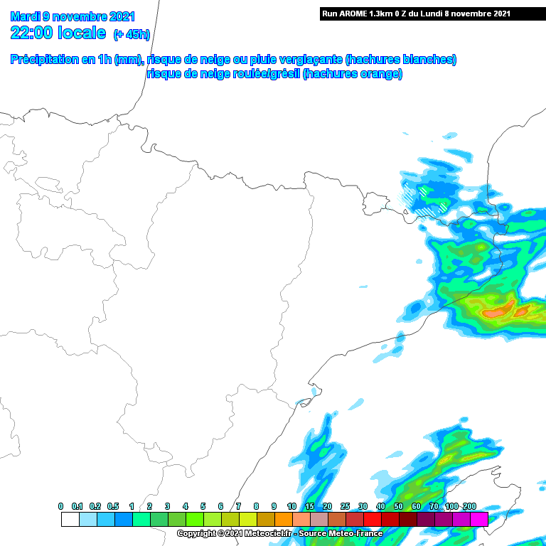 alexmegapc's tweet photo. Avui seguirem amb vent fort de tramuntana i mestral, fins i tot demà s'accentuarà als dos extrems i afectarà la costa, dimarts cap a la tarda nit poden haver-hi precipitacions, preferentment NE comarques gironines i barcelonines, pot canviar depenent moviment i proximitat baixa. https://t.co/6LIBfblZ9D