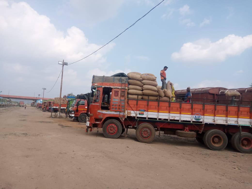 RailMinIndia's tweet photo. Transporting Agricultural Produce to new markets:

Hubballi Division of @swrrly  loaded 13 rakes of maize in last 12 days, from Koppal,Vijayapura and Bagalkot since the harvest season of maize started.

Railways is connecting farmers to new markets.
#HungryForCargo https://t.co/RMTTylntJj