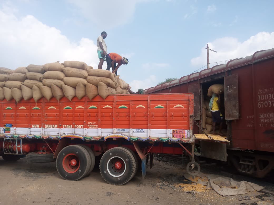 RailMinIndia's tweet photo. Transporting Agricultural Produce to new markets:

Hubballi Division of @swrrly  loaded 13 rakes of maize in last 12 days, from Koppal,Vijayapura and Bagalkot since the harvest season of maize started.

Railways is connecting farmers to new markets.
#HungryForCargo https://t.co/RMTTylntJj