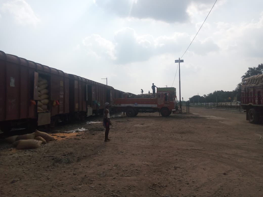 RailMinIndia's tweet photo. Transporting Agricultural Produce to new markets:

Hubballi Division of @swrrly  loaded 13 rakes of maize in last 12 days, from Koppal,Vijayapura and Bagalkot since the harvest season of maize started.

Railways is connecting farmers to new markets.
#HungryForCargo https://t.co/RMTTylntJj