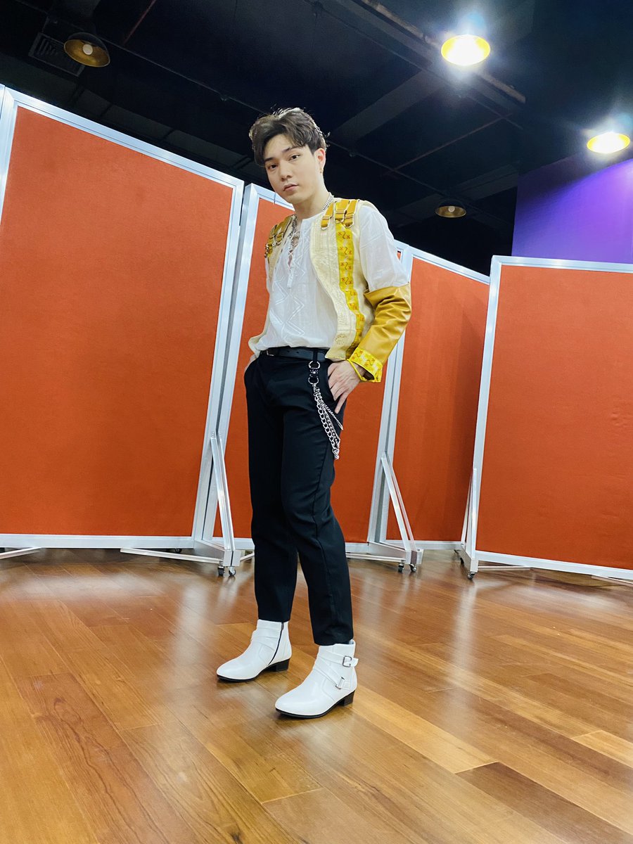 ElmoFlrs's tweet photo. What a journey sa @popinoytv sa lahat ng sumuporta saamin @fulloutofficial maraming salamat po and sobrang speechless parin ako sa mga nagyari pero guys DINOFAM, FULLOUTFAM MAHAL NA MAHAL KO KAYO #PADAYONLANG #1stRunnerUp #FULLOUTOFFICIAL https://t.co/x1r09URVrR