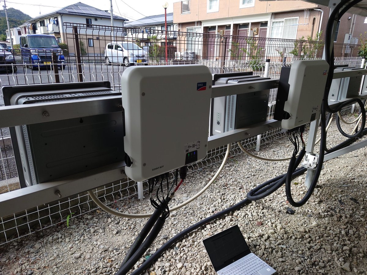 as_sys_zero's tweet photo. 電柱、電線の影でシュミレーションを割れている稼働1年の発電所の改善調査で、4台中2台をSMAを仮設して、両方の発電量比較を年内行う準備完了。SMAのShadeFixの底力を同時調査
#sma
#shadefix
#パワーコンディショナー https://t.co/5P4btyy9ec