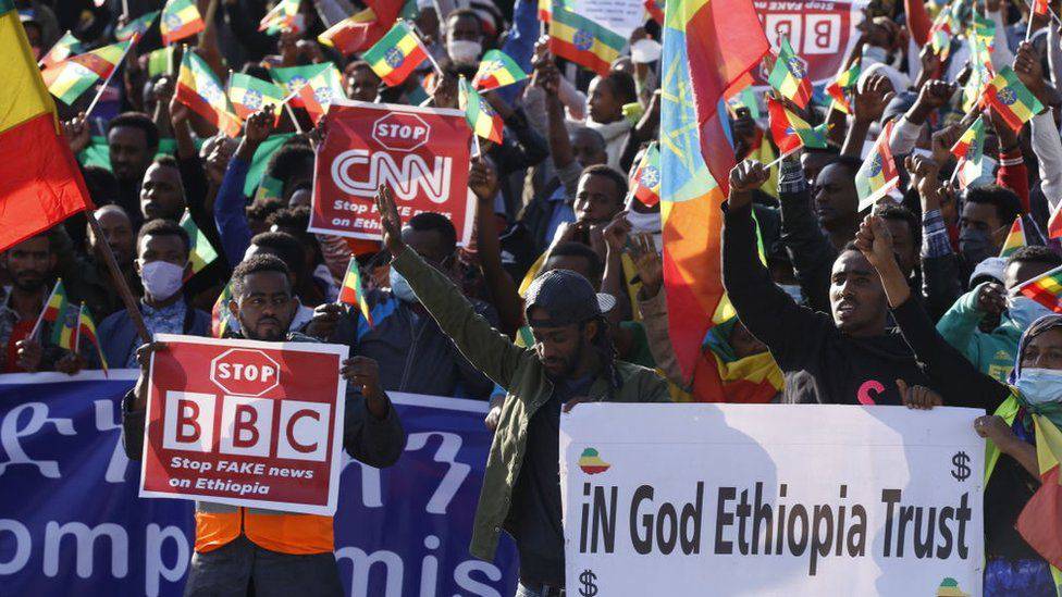 IGIHE's tweet photo. Ibihumbi by’Abanya-Ethiopia byakoze imyigaragambyo ikomeye yo kwamagana imitwe yigometse ku butegetsi bwa Minisitiri w’Intebe, Abiy Ahmed, bagaragaza ko biteguye kurwanya bivuye inyuma abo barwanyi mu gihe cyose baba binjiye mu murwa mukuru.

https://t.co/PckwdylmmO https://t.co/OYshhWL1z4