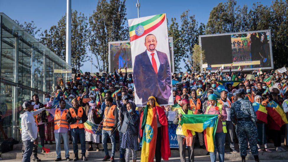 IGIHE's tweet photo. Ibihumbi by’Abanya-Ethiopia byakoze imyigaragambyo ikomeye yo kwamagana imitwe yigometse ku butegetsi bwa Minisitiri w’Intebe, Abiy Ahmed, bagaragaza ko biteguye kurwanya bivuye inyuma abo barwanyi mu gihe cyose baba binjiye mu murwa mukuru.

https://t.co/PckwdylmmO https://t.co/OYshhWL1z4