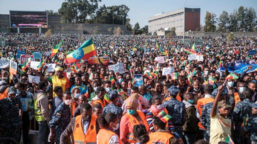 IGIHE's tweet photo. Ibihumbi by’Abanya-Ethiopia byakoze imyigaragambyo ikomeye yo kwamagana imitwe yigometse ku butegetsi bwa Minisitiri w’Intebe, Abiy Ahmed, bagaragaza ko biteguye kurwanya bivuye inyuma abo barwanyi mu gihe cyose baba binjiye mu murwa mukuru.

https://t.co/PckwdylmmO https://t.co/OYshhWL1z4