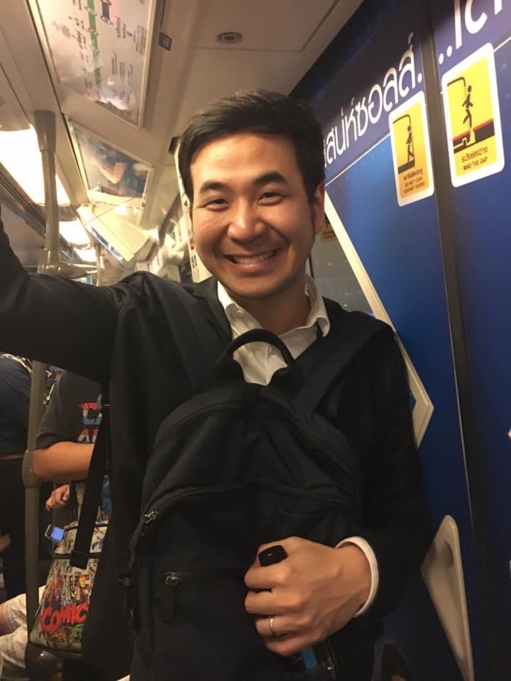 เคยเจอพี่แสตมป์บน bts เงยหน้ามาตกใจเลย อยู่ตรงข้ามพอดี ก็เลยขอเค้าถ่ายรูป เค้าก็บอก พี่ลงเอกมัยนะครับ บอกทำไมก็ไม่รู้ ยังงงอยู่ ก็เลยตอบไปว่า อ๋อ หนูลงอโศกค่ะ 55555555555555