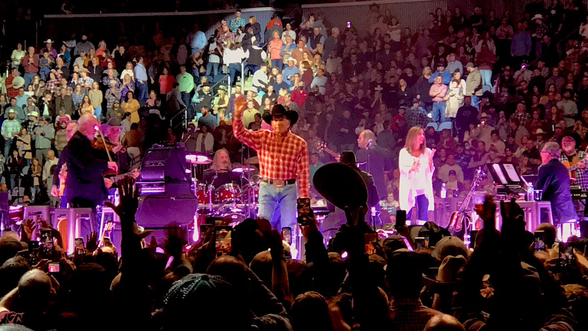 jp__259's tweet photo. Tonight was absolutely the most amazing night! I finally got to see the love of my life @GeorgeStrait  In person for the first time, and I can truthfully say I can die happy 😭💙🥰 #TheKing #georgestrait https://t.co/jg1GFdjT51