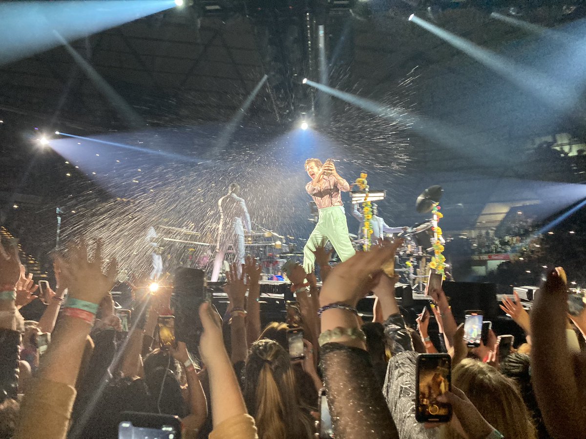 bradmwarren's tweet photo. That little British boy knows how to put on a show. https://t.co/rqoG29DYXc