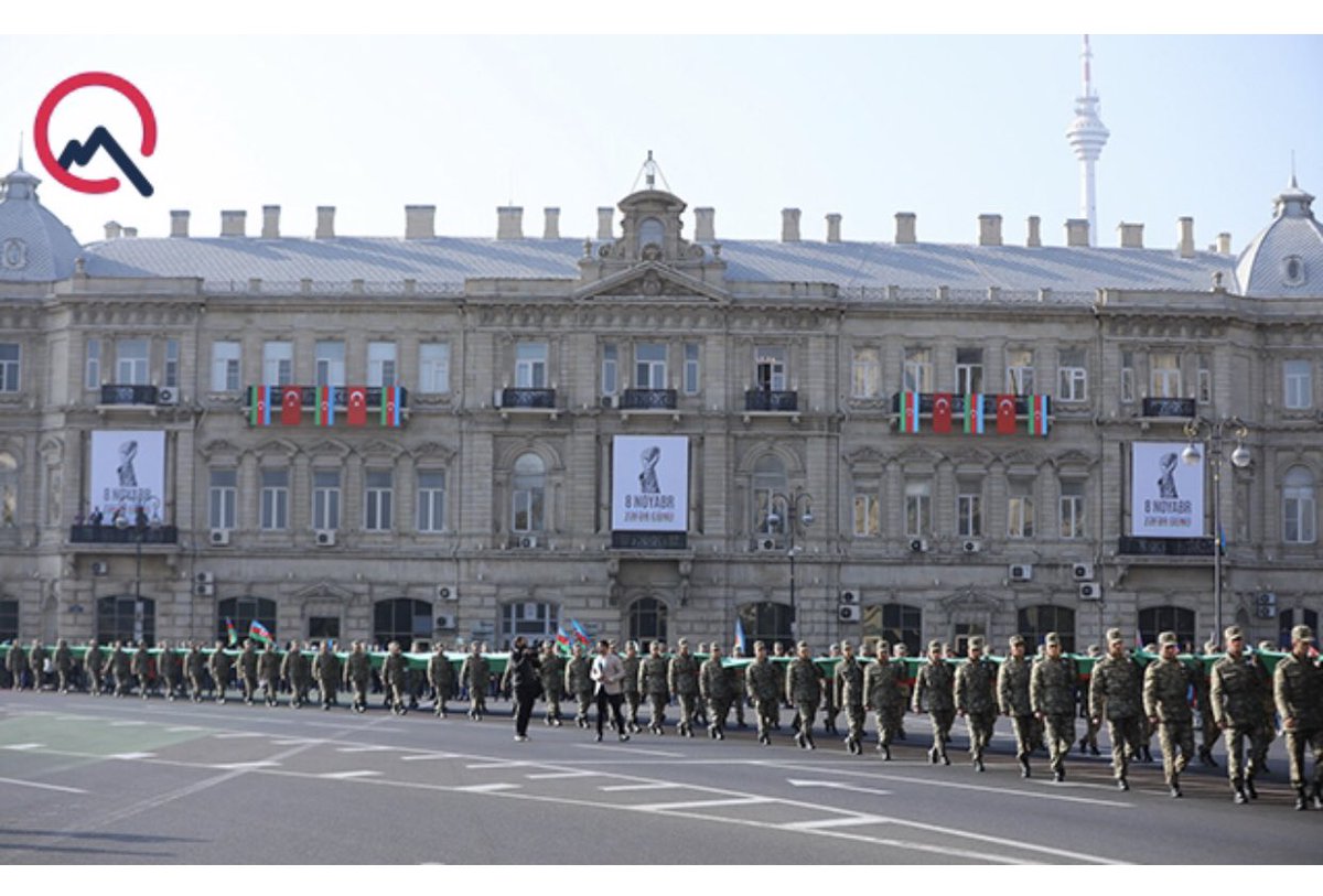 Zəfər Günü ilə bağlı yürüşdə kursantların daşıdığı bayrağın uzunluğu 470 metrdir. #ZəfərGünü #yurus #8noyabr #victorydayinazerbaijan🇦🇿