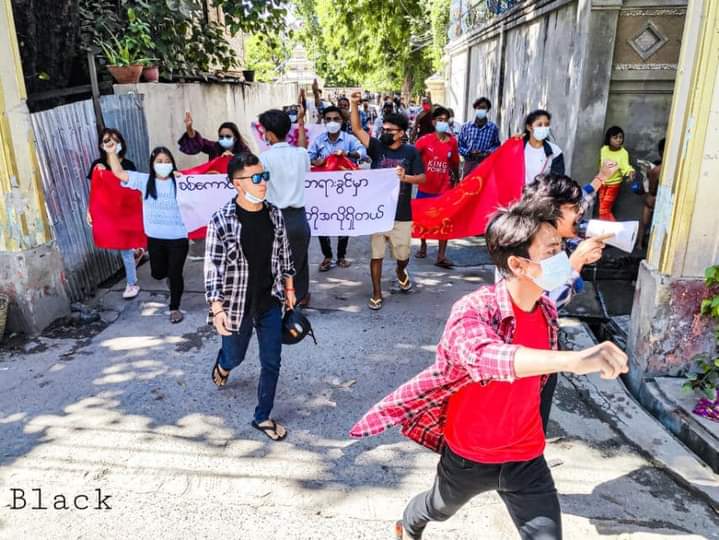 ''စစ်ကောင်စီကို ပြည်သူ့တရားခွင်မှာစီရင်ဖို့သာ 
ငါတို့အလိုရှိတယ် '' 

Mandalay Mahar Aung Myay Collective strike and Sein Pan strike rallied together and showed their solidarity in defiance of Military dictatorship.

#HelpMyanmarIDPs #Nov8Coup
#WhatsHappeningInMyanmar