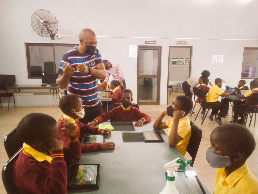 Hlami19's tweet photo. Facilitators giving their all to grade 4 learners of Gavazana #LearningIsFun @DumphriesDLC  @GwfOnline https://t.co/7xJD8rRmCD
