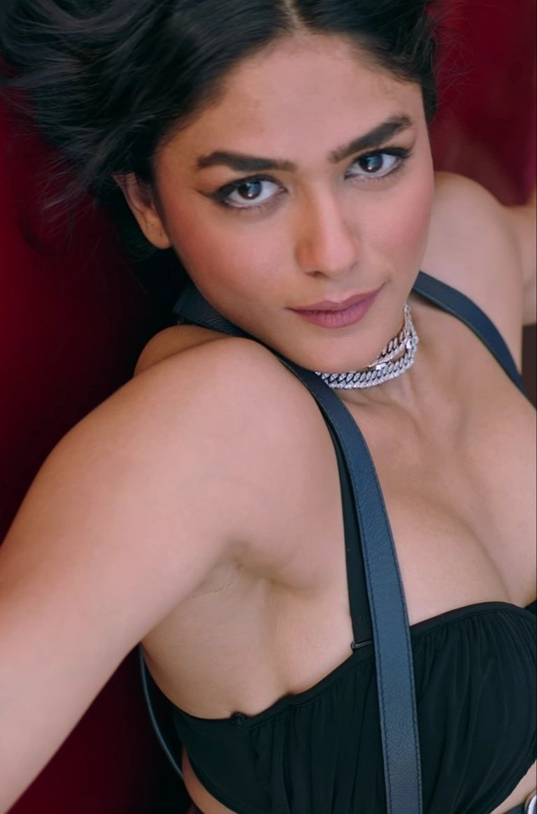 Adulthuman1's tweet photo. Mrunal 🤤🤤 https://t.co/0T6H2TtOGr