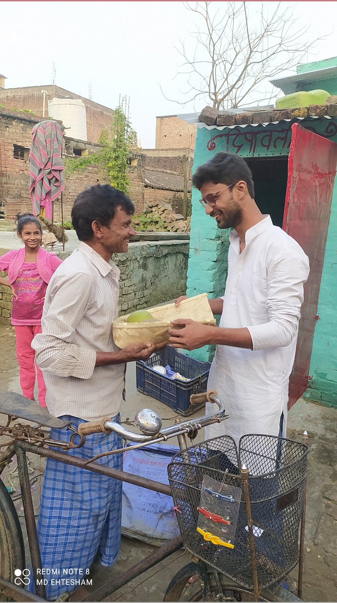 Ansarfoundation's tweet photo. चनपटिया में दो दिनों से लगातार Ansar Foundation &amp; Charitable Trust  की तरफ से बिहार के महापर्व छठ पूजा के अर्धय का समान सैकड़ों लोगों मे वितरण किया गया।
    मौके पर समाजसेवी Md Ibrahim Ansari एंव साइंस काॅलेज काउंसलर Raushan Kumar भाई भी उपस्थित थे। https://t.co/GLfp4UhuvB