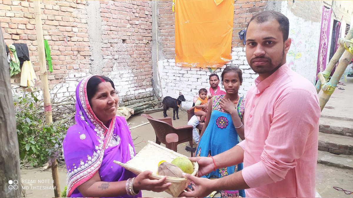 Ansarfoundation's tweet photo. चनपटिया में दो दिनों से लगातार Ansar Foundation &amp; Charitable Trust  की तरफ से बिहार के महापर्व छठ पूजा के अर्धय का समान सैकड़ों लोगों मे वितरण किया गया।
    मौके पर समाजसेवी Md Ibrahim Ansari एंव साइंस काॅलेज काउंसलर Raushan Kumar भाई भी उपस्थित थे। https://t.co/GLfp4UhuvB