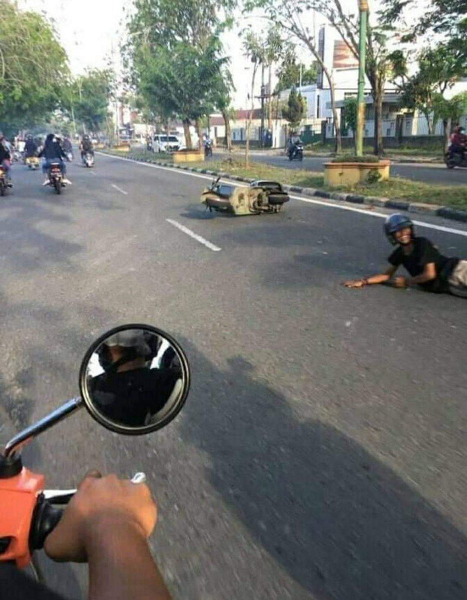 mrcipage's tweet photo. terjatuh dengan humoris https://t.co/i1sk5q9JNA