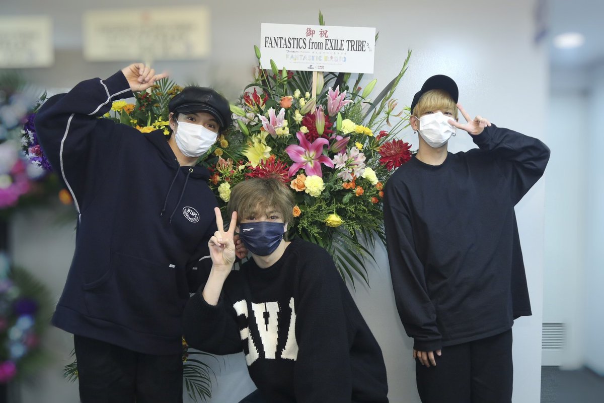 fantastics_fext's tweet photo. FM大阪さんから
素敵なお花いただきました💐

いつもありがとうございます😊
今日のライブも頑張ります！！

大樹／慧人／颯太より

#FANTASTICS #ファンラジ
@fanta_radio_851 https://t.co/DvhCpEPLk2
