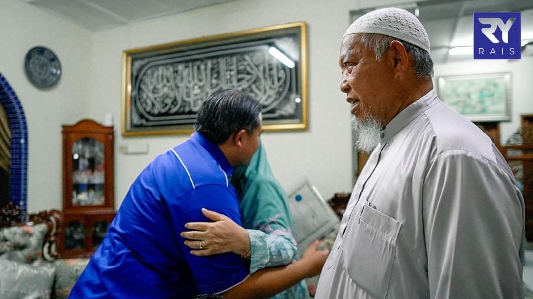 AngahTS87's tweet photo. Sblm ke pusat pnamaan calon dun paya rumput  Rais Yasin minta restu dari kedua² orsng tua nya .seorang ank tidak akn melupakan restu dan doa dari orang tua nya Semoga beroleh kejayaan dan beroleh kemenanggan dalam PRN Melaka 

#melaka4BN
#anakwatan
#sungairumput4BN https://t.co/vKXCbrtOJT
