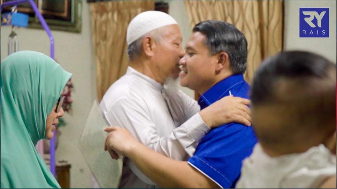 AngahTS87's tweet photo. Sblm ke pusat pnamaan calon dun paya rumput  Rais Yasin minta restu dari kedua² orsng tua nya .seorang ank tidak akn melupakan restu dan doa dari orang tua nya Semoga beroleh kejayaan dan beroleh kemenanggan dalam PRN Melaka 

#melaka4BN
#anakwatan
#sungairumput4BN https://t.co/vKXCbrtOJT