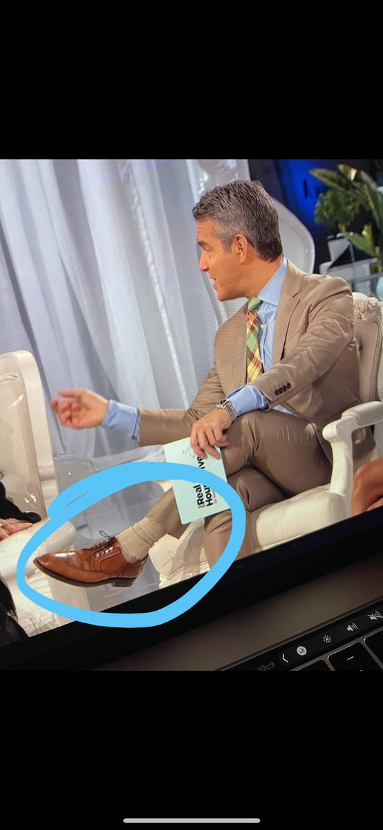kvpingupwtel's tweet photo. why i’m binge watching #RHOM and this is what i see on the reunion?? now he couldn’t go change his socks tho 😂😂😂 https://t.co/ceQ2USDyCb