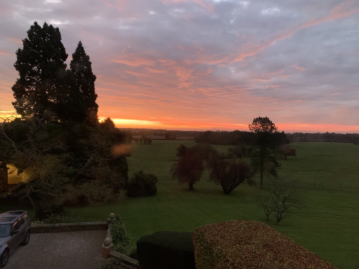 goldsborohall's tweet photo. Beautiful sunrise over the parkland this morning #backtoschool #endofhalfterm https://t.co/gmF0lmzAq1