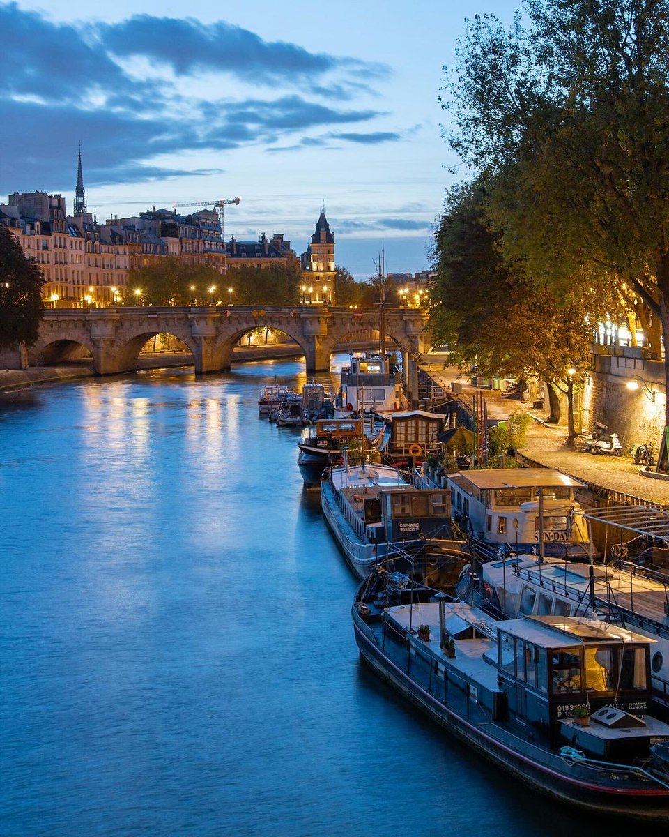 Paris's tweet image. #MondayMotivation | Le soleil se lève sur le Pont Neuf. 
Bonne semaine !

📷 olivierjully (sur Instagram)
