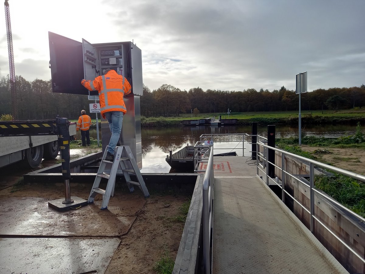 VechtdalTV's tweet photo. Varsener pontje uit de Vecht gehaald https://t.co/eZnyQAR3fF https://t.co/9CyvZGD6Rs