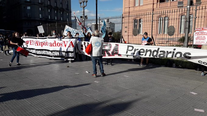 221radio's tweet photo. #ElDespertador ⏰| Damnificados por #CréditosUVA👇

📞Sandra Zabala, de @hipotecadosPBA: "Lo que nos pasa a nosotros  es lo mismo que pasa con el FMI y Argentina. Solo que nosotros no tenemos respuestas. No hay relación entre el gobierno y los damnificados" https://t.co/cgQSpXYm5n