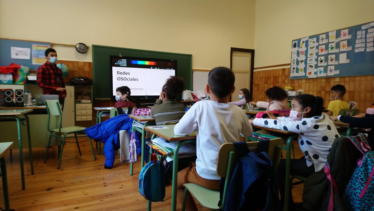 Hoy charla sobre el oso pardo con el alumnado de 3 °, a cargo de Enrique González Bernardo de la Universidad de Oviedo. #osopardo #semanadelacienciauniversidaddeoviedo #cppablomiaja