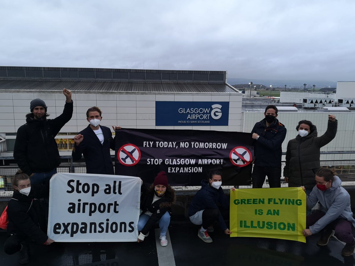 Our fabulous rebels in action at Glasgow Airport last week, highlighting the industry's greenwashing lies to delegates at #COP26 #COP26Glasgow 
#AviationSpecial #FlightFree #StopAirportExpansion
#ClimateActionInYourArea