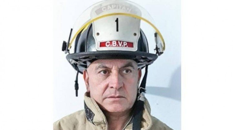 noediazesqui's tweet photo. Rubén Valdez sigue yendo al cuartel de BV, pero la victima ya no puede acudir a cumplir con su voluntariado.
Cristian Kriskovich sigue con su vida, pero Belén, está refugiada en Uruguay, lejos de su familia y amigos.
¡Los ACOSADORES SEXUALES no pueden seguir quedando IMPUNES! https://t.co/3mrlgPRFEa