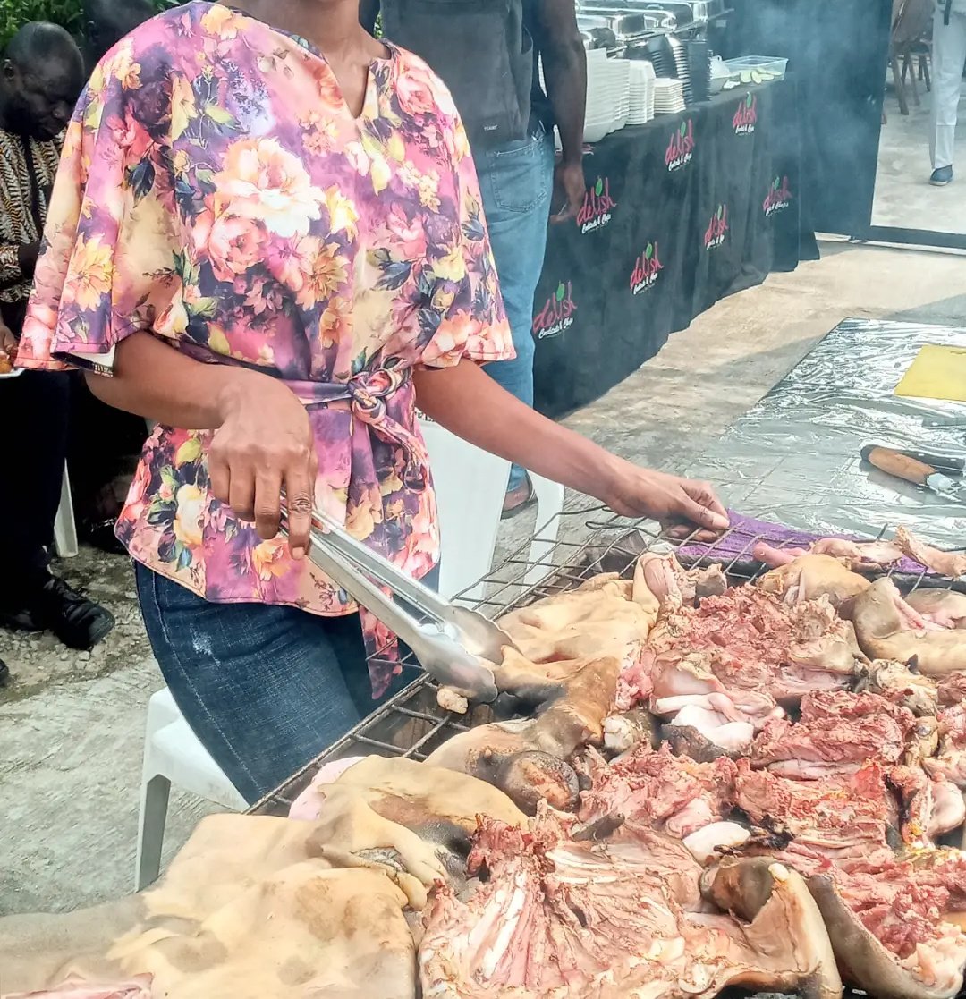 summerbody__'s tweet photo. The making of delicious spicy Asun, see no be mouth oo but your fav vendor can never 🤪🤪
Try us today, call us for your events let's lit things up
This is my small business 🙏
#food #Pepper #homemade #grilling #SmallBusiness #Enterprise #entrepreneurlife #SmallBizMonday https://t.co/weCHr3P2BG