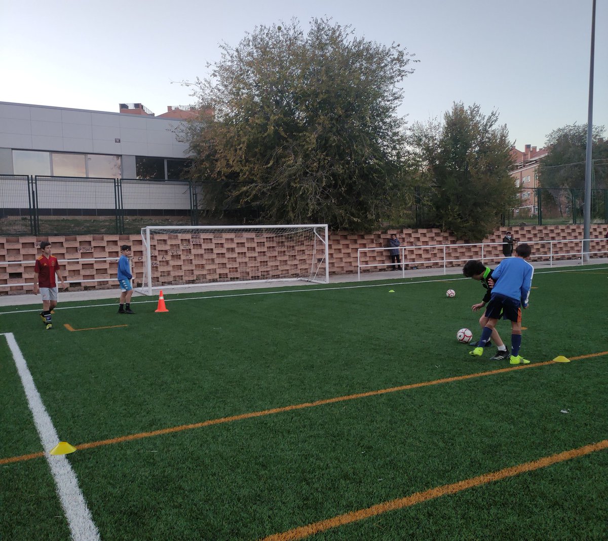 Ayer nuestros jugadores estuvieron bajo las órdenes de un staff técnico de mucho nivel en <a href="/bthebestsoccer/">BE THE BEST SOCCER</a>
Tuvieron la oportunidad de adquirir conocimientos de entrenadores de máxima categoría.

<a href="/AlvaroHerradon/">Álvaro Herradón</a> 
<a href="/kiikeeemontero/">Kike Montero</a> 
<a href="/AlbertoBueno22/">Alberto Bueno</a> 
<a href="/Nachiitoo98/">Nachete😀</a>