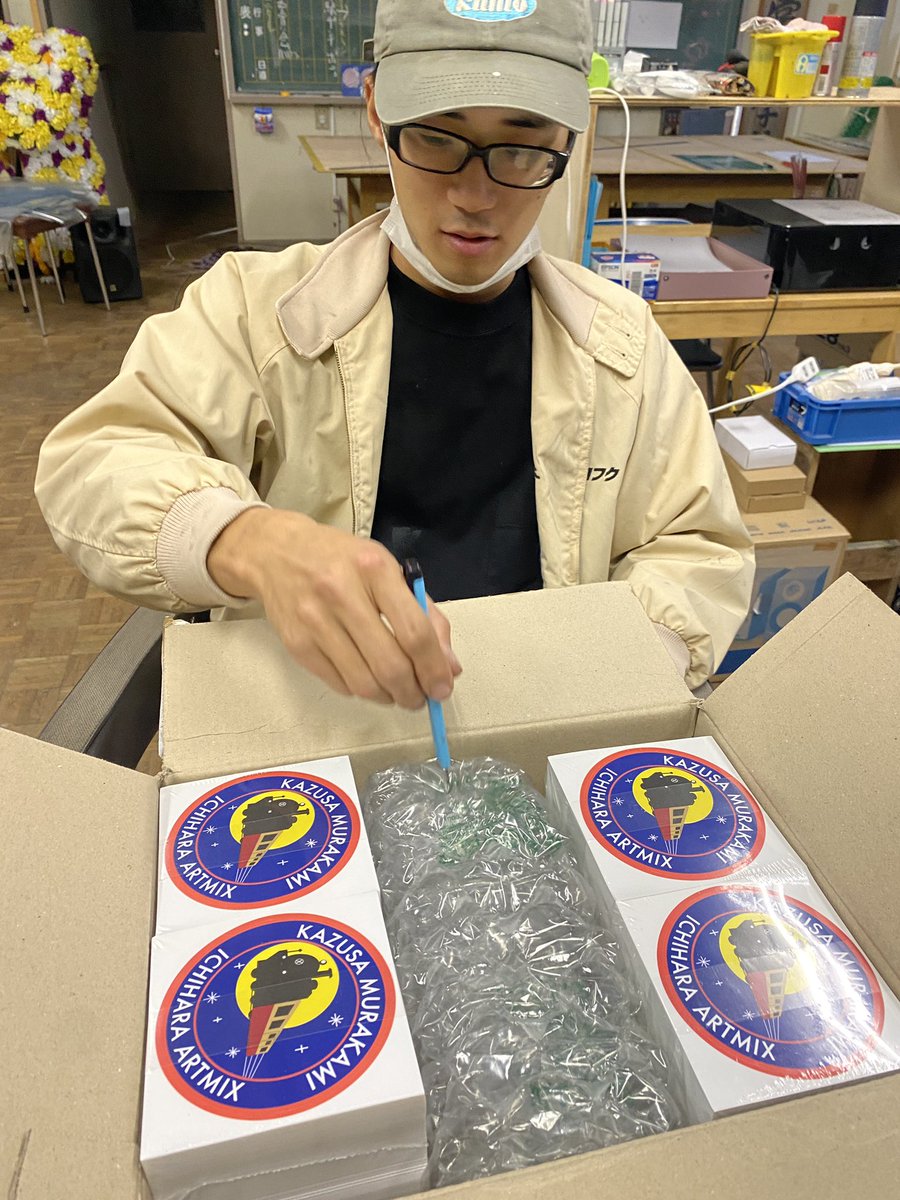 ryotoyofuku's tweet photo. こちらのシールは#上総村上 の#宇宙飛行士 の肩に貼ってある#ワッペン をシールにした物で、牛久の朝市に来てくれた人に先着何名様で配るそうです。#leonidtishkov さんありがとうございます。
いよいよ色々押し迫って来ました。
お暇ある方声かけて下さい。
#いちはらアートミックス #小湊鉄道 https://t.co/3YK4ofSqVB