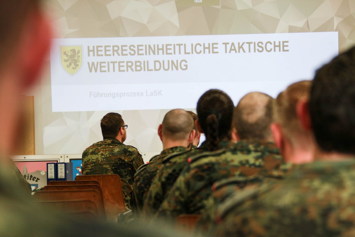 Deutsches_Heer's tweet photo. Führungsnachwuchs auf dem Weg an die Spitze eines #Panzerbataillon|s. Wer in große Fußstapfen treten will, trifft auf viele Herausforderungen. Diesen stellen sich #Soldatinnen & #Soldaten der #Panzergrenadierbrigade37 bei der #Heer|eseinheitlichen Taktischen Weiterbildung. 1/4 https://t.co/sTKlR1YCVx