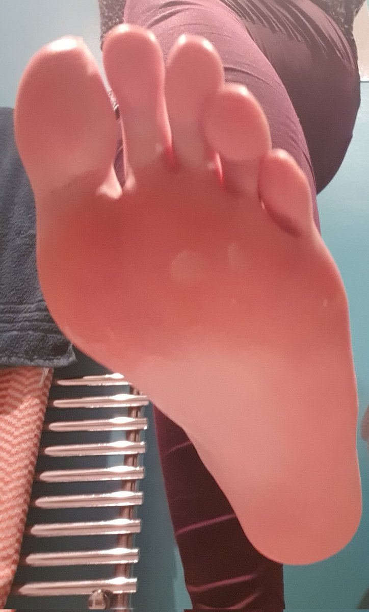 polished_toes's tweet photo. Squish. Want me to press down hard? 😍 https://t.co/34MpAns5W1