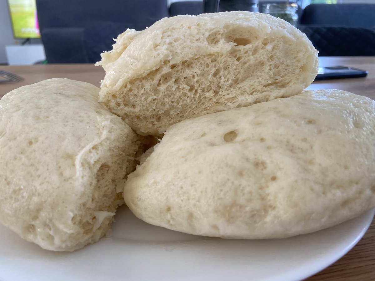 taddyfeesworld's tweet photo. Typisch Schwäbisches Gericht für alle Schleckermäuler 😋🥰 - DAMPFNUDELN 💗 #schwäbisch #schwabenland #schwäbischeküche #dampfnudeln 🥣👩🏼‍🍳 https://t.co/XJFERE35oG